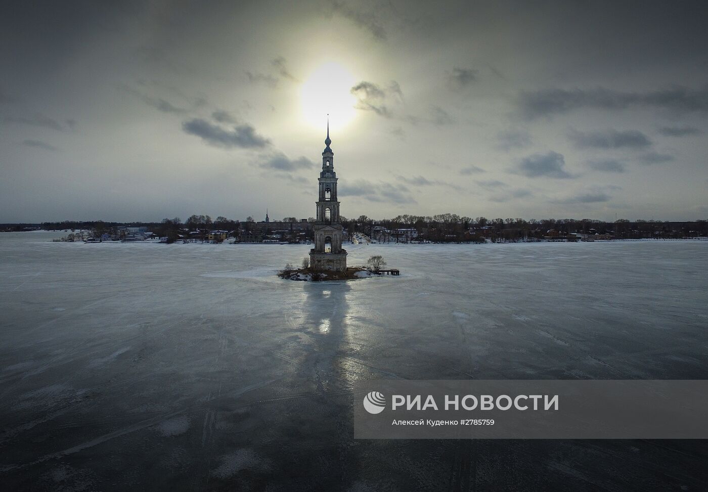 Затопленная водами Угличского водохранилища колокольня Никольского собора