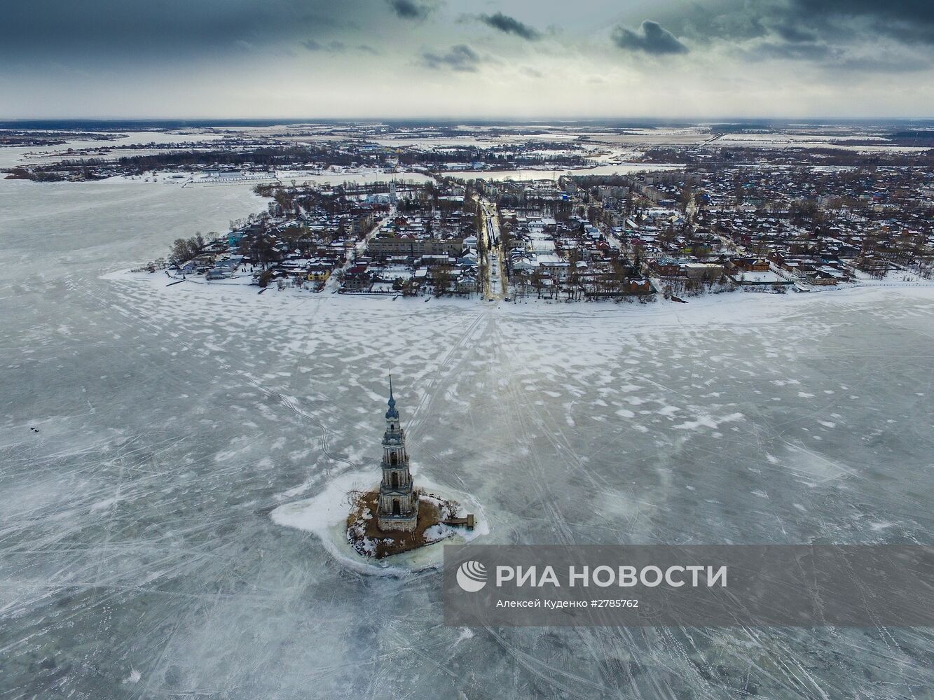 Затопленная водами Угличского водохранилища колокольня Никольского собора