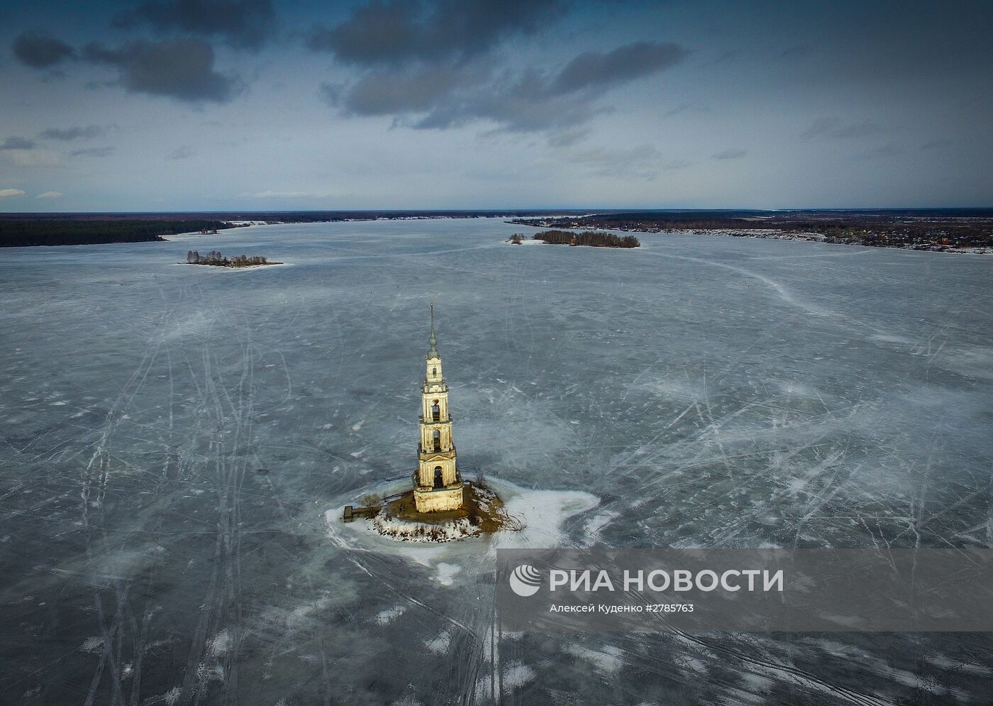 Затопленная водами Угличского водохранилища колокольня Никольского собора
