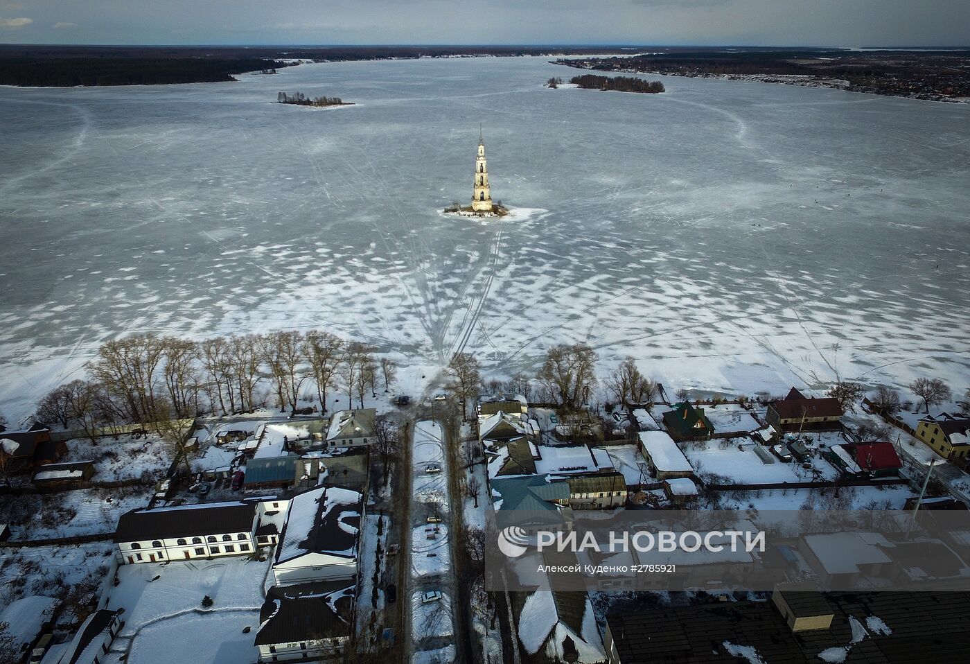 Затопленная водами Угличского водохранилища колокольня Никольского собора