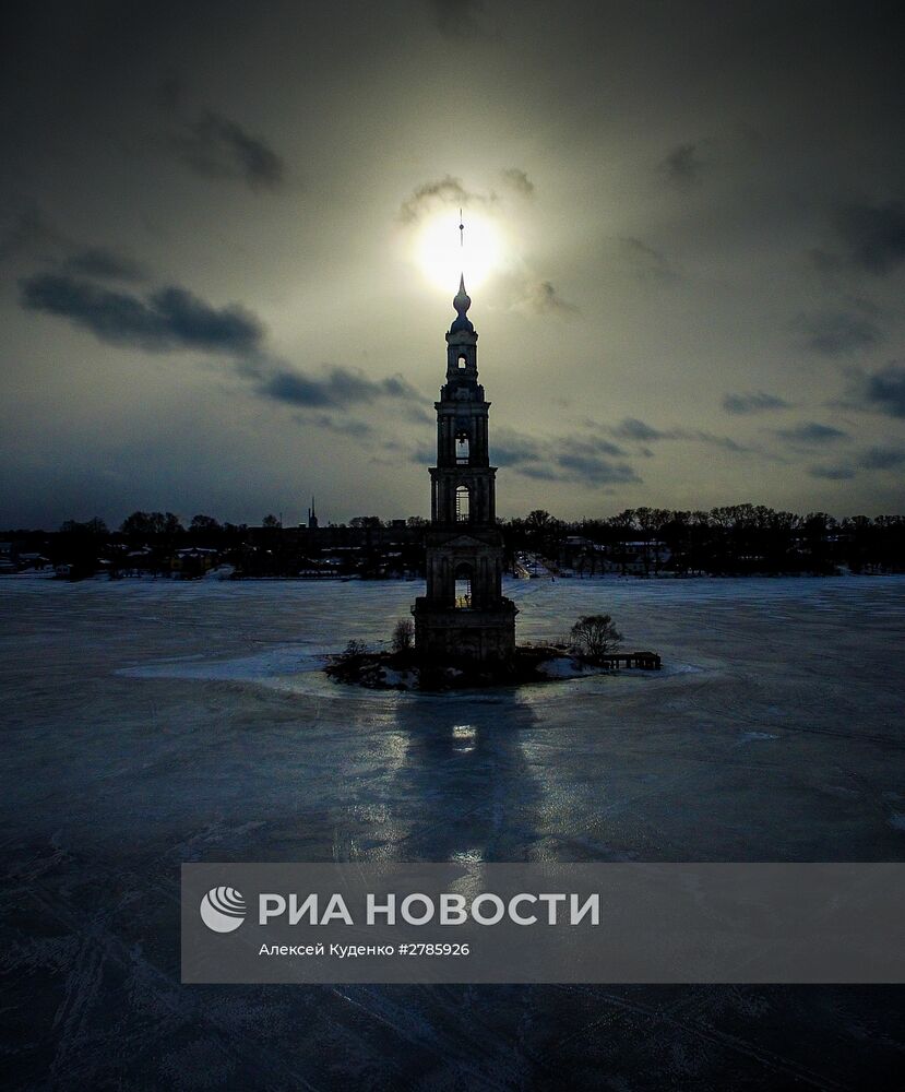 Затопленная водами Угличского водохранилища колокольня Никольского собора