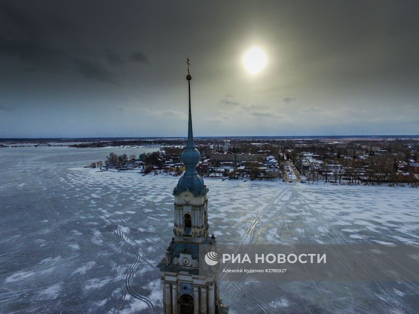 Затопленная водами Угличского водохранилища колокольня Никольского собора