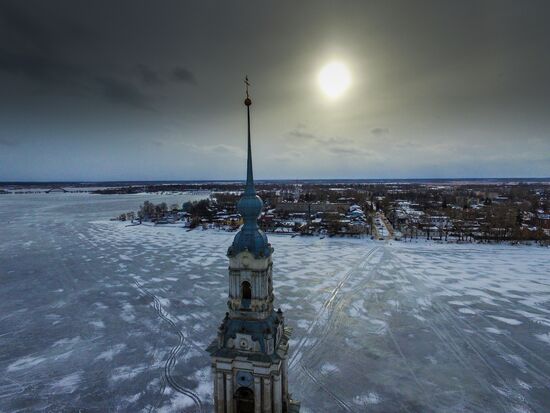 Затопленная водами Угличского водохранилища колокольня Никольского собора