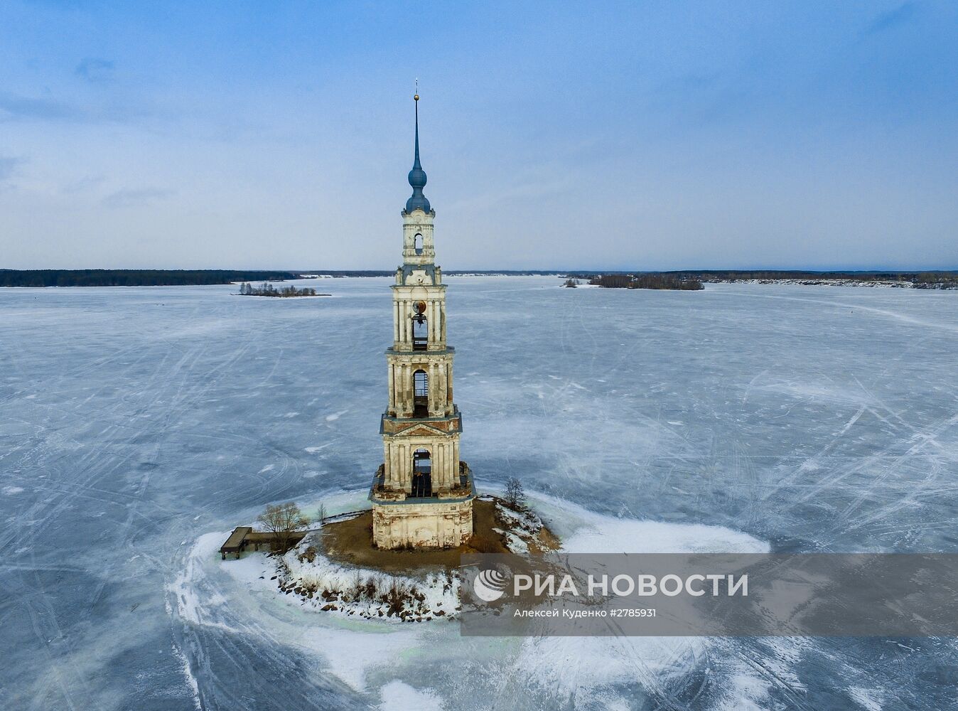 Затопленная водами Угличского водохранилища колокольня Никольского собора