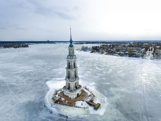 Затопленная водами Угличского водохранилища колокольня Никольского собора