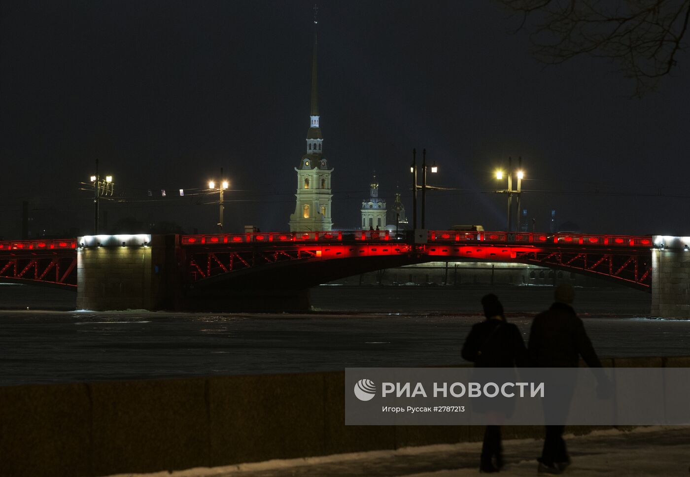 Дворцовый мост окрасился в красный цвет в честь китайского Нового года