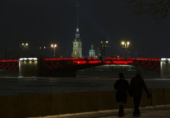 Дворцовый мост окрасился в красный цвет в честь китайского Нового года