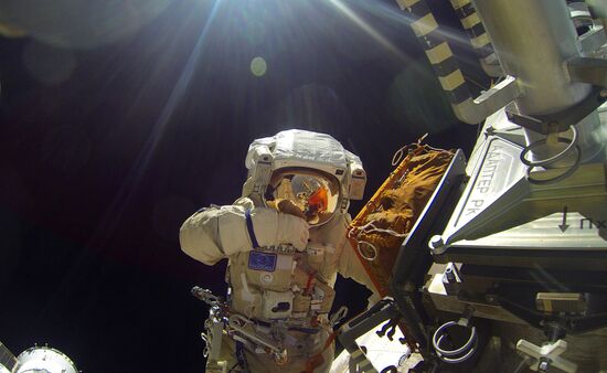 Выход в открытый космос российских космонавтов