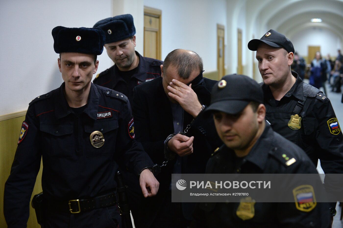 Рассмотрение ходатайства следствия об аресте бывшего директора аэропорта "Домодедово" Вячеслава Некрасова в Басманном суде