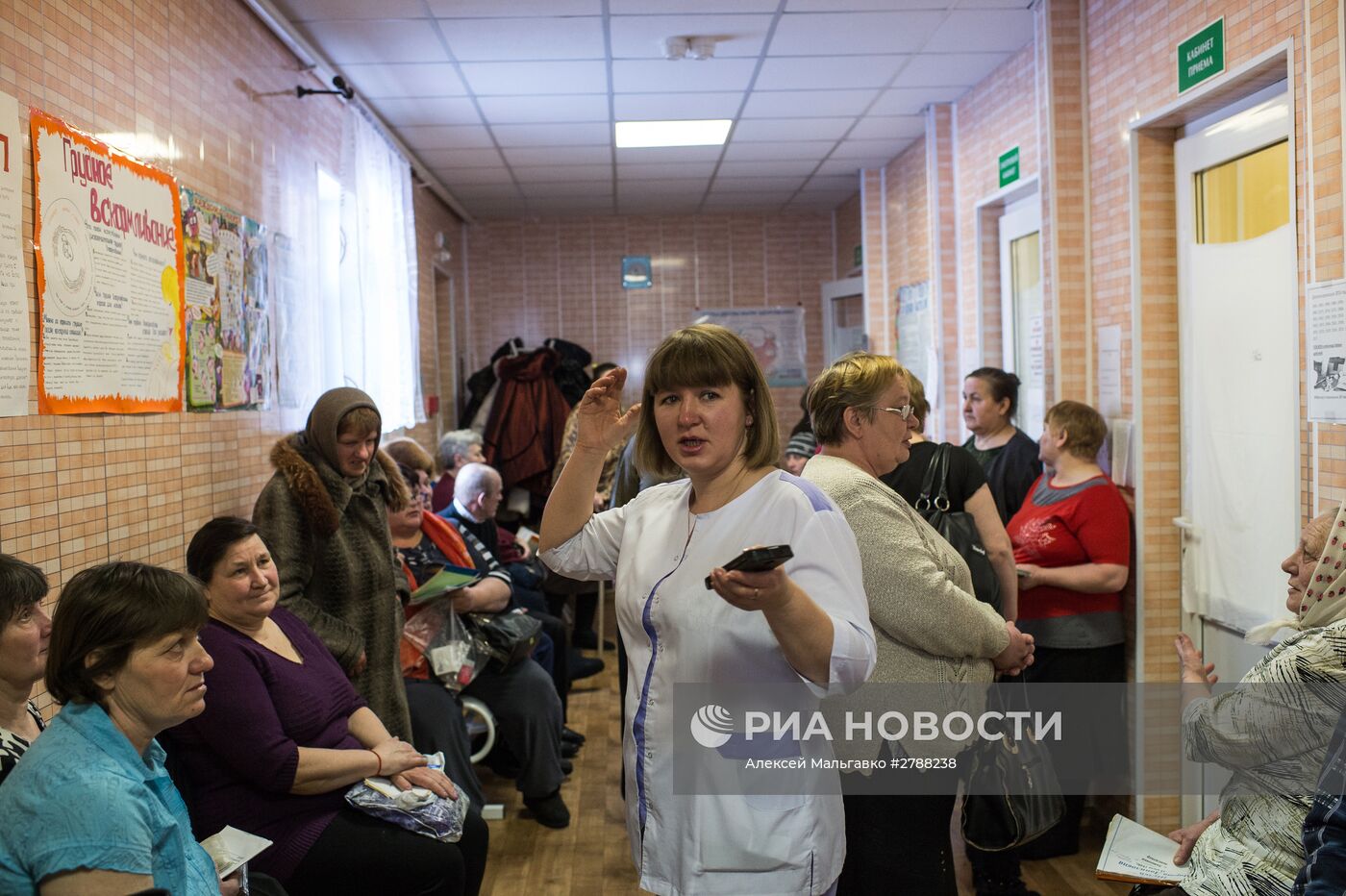 Выездная бригада врачей Омского Клинического медико-хирургического центра в селе Литковка Омской области