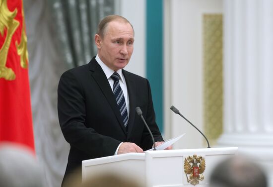 Президент РФ В. Путин вручил в Кремле премии в области науки и инноваций для молодых учёных