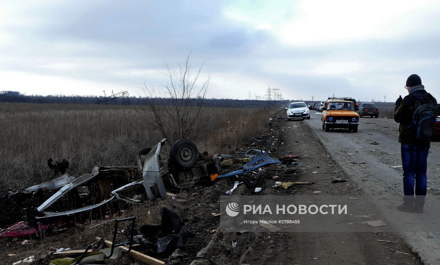 Микроавтобус подорвался на мине в Донбассе