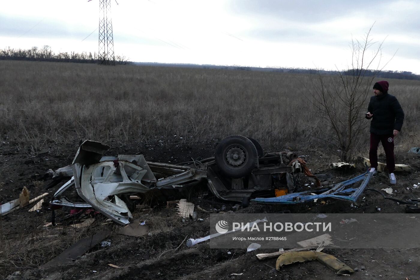 Микроавтобус подорвался на мине в Донбассе