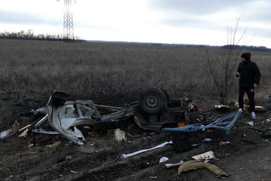 Микроавтобус подорвался на мине в Донбассе