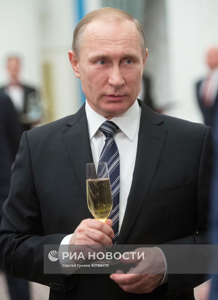 Президент РФ В. Путин вручил в Кремле премии в области науки и инноваций для молодых учёных