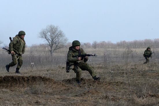 Учения мотострелковых войск на полигоне "Серноводский"