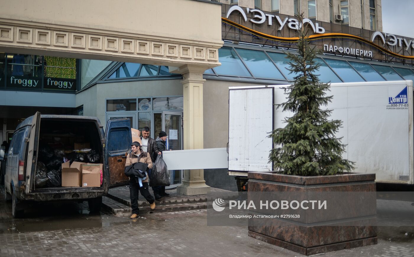 Из ТЦ "Пирамида" у метро "Пушкинская" начали вывозить имущество