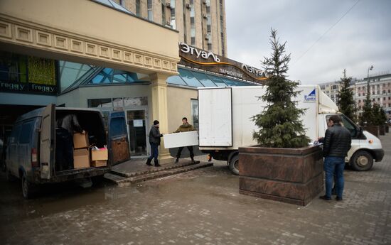 Из ТЦ "Пирамида" у метро "Пушкинская" начали вывозить имущество