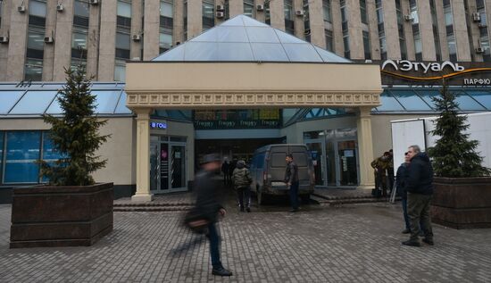 Из ТЦ "Пирамида" у метро "Пушкинская" начали вывозить имущество