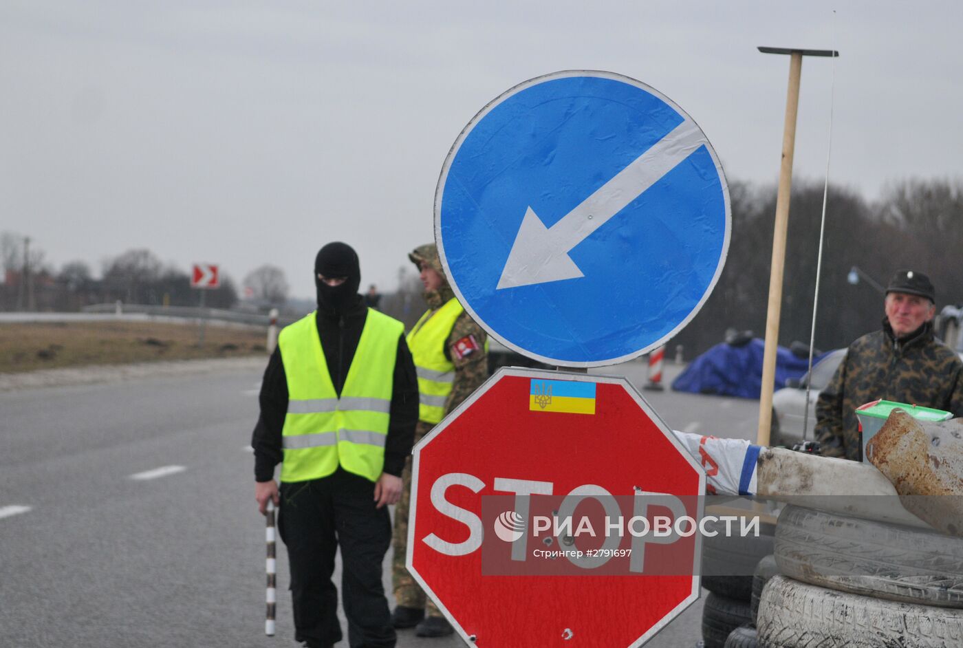Украинские активисты блокируют движение российских фур во Львовской области