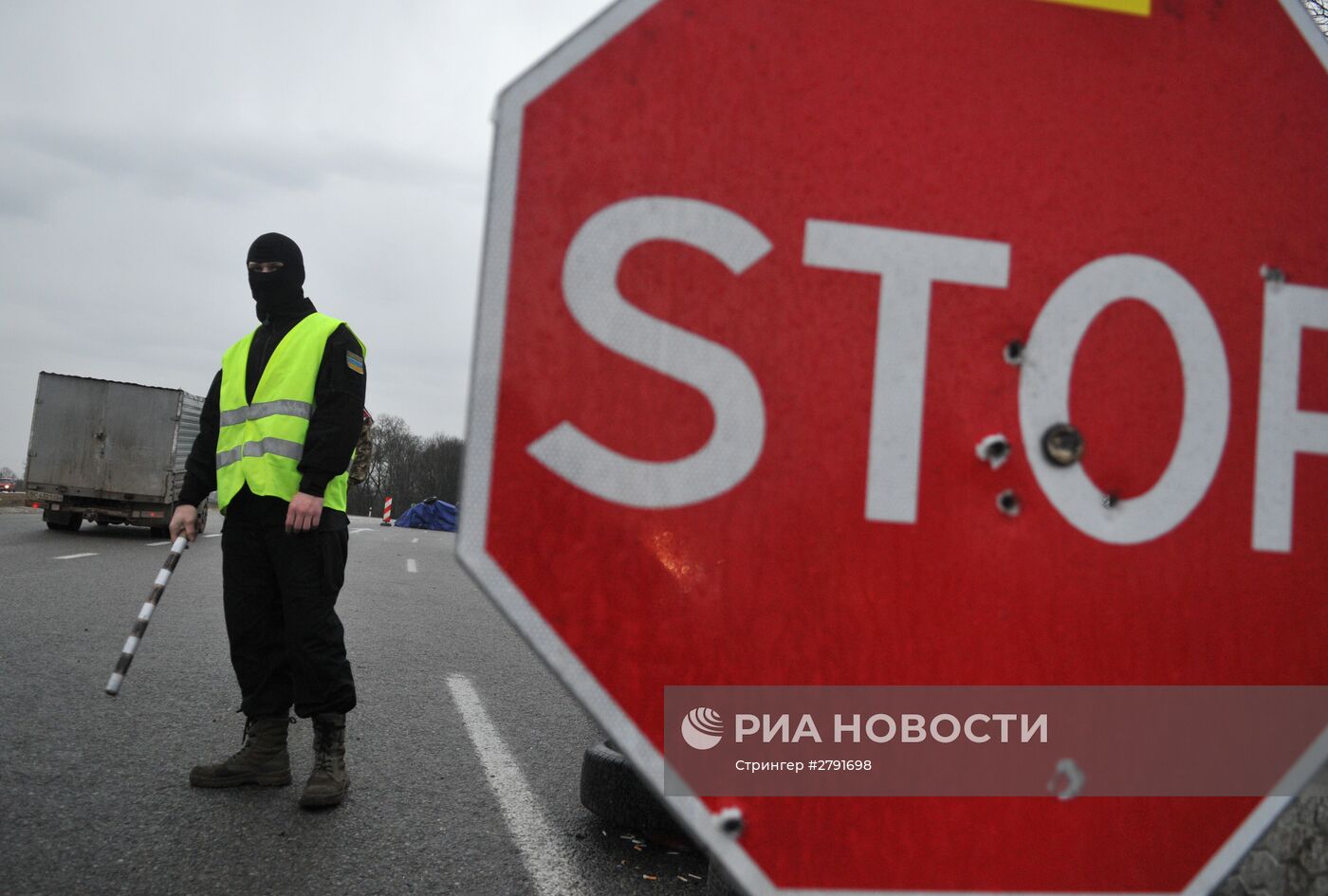 Украинские активисты блокируют движение российских фур во Львовской области