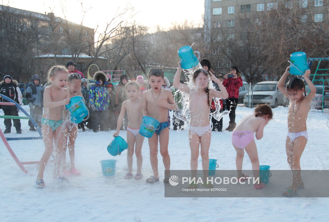Закаливание детей в детском саду "Сибирячок" в Красноярске