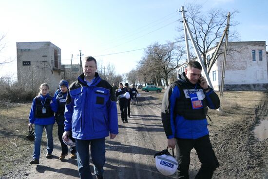 Замглавы миссии ОБСЕ на Украине А. Хуг посетил поселок Зайцево в Донецкой области