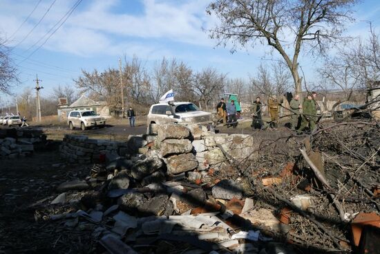 Замглавы миссии ОБСЕ на Украине А. Хуг посетил поселок Зайцево в Донецкой области