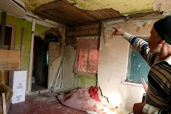 Замглавы миссии ОБСЕ на Украине А. Хуг посетил поселок Зайцево в Донецкой области