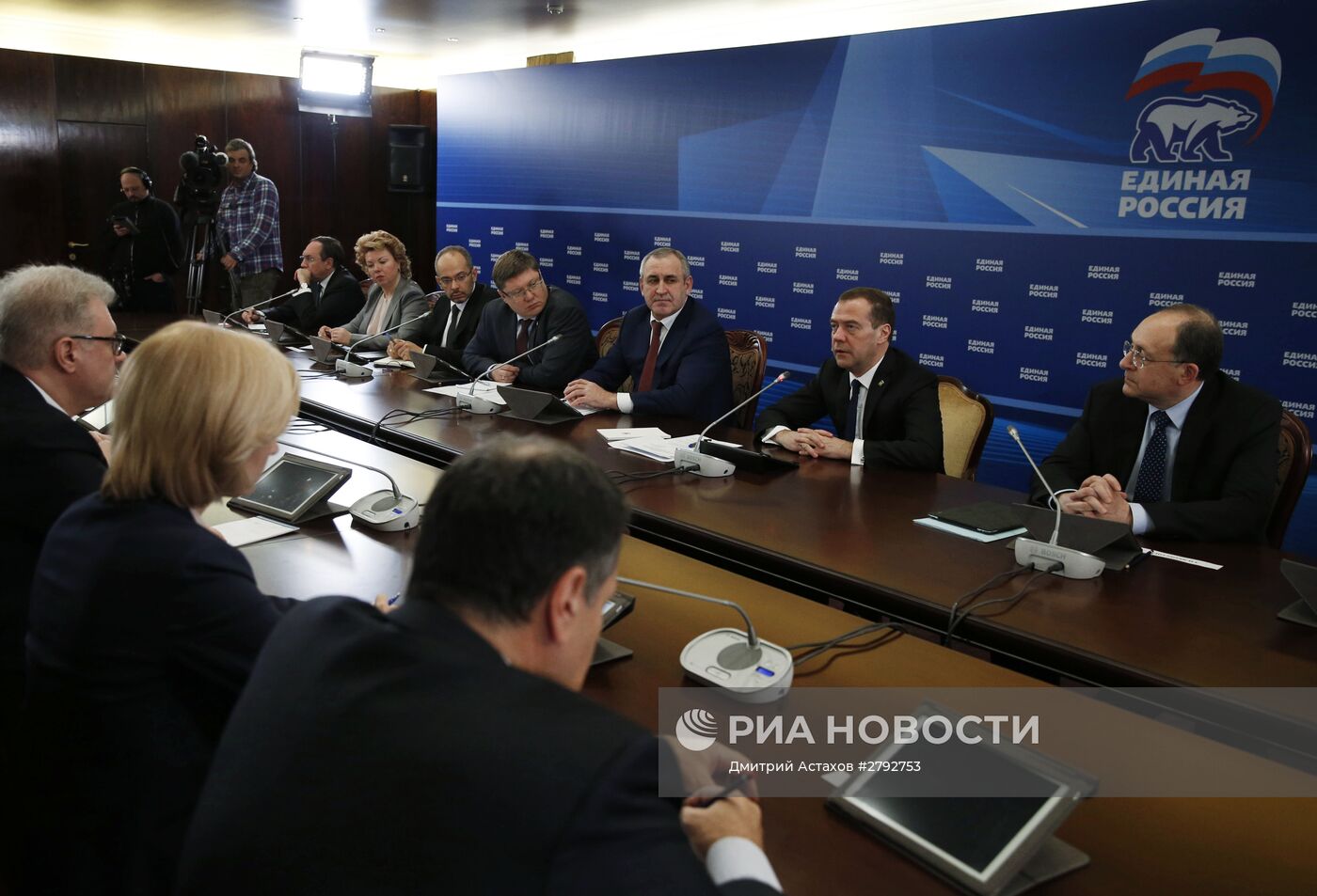 Премьер-министр РФ Д. Медведев провел заседание комиссии по подготовке программного документа "Единой России"