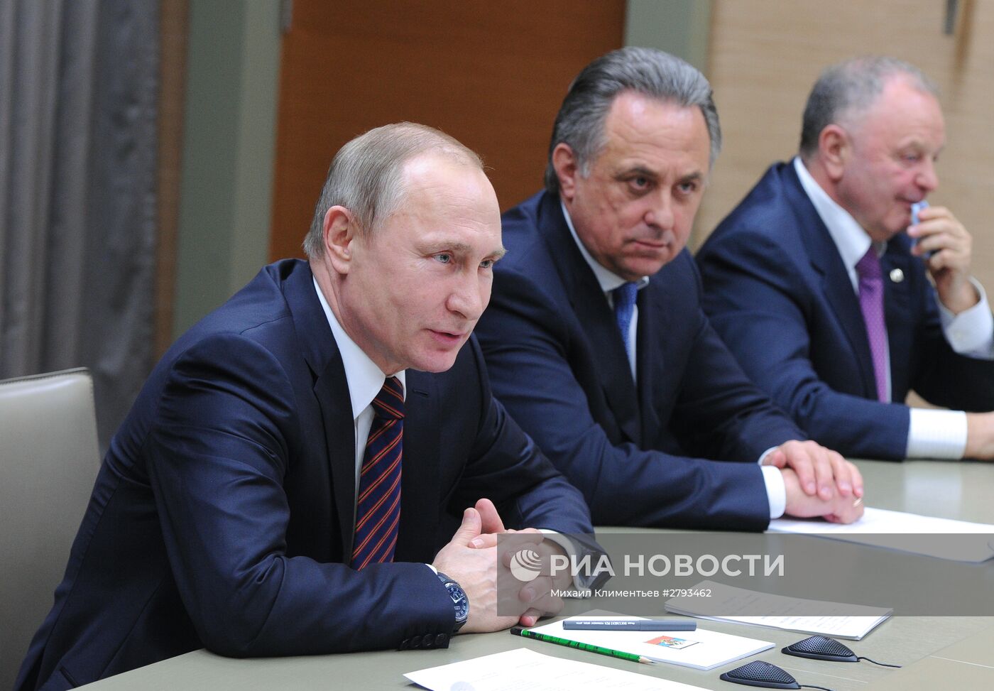 Президент РФ В. Путин встретился со сборной командой России по хоккею с мячом