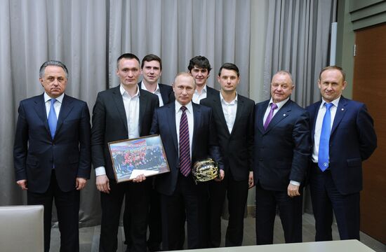 Президент РФ В. Путин встретился со сборной командой России по хоккею с мячом