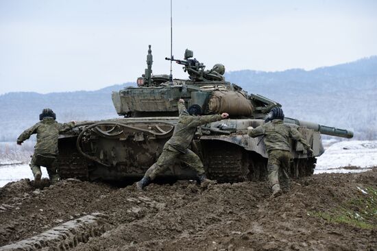 Подготовка к соревнованиям по танковому биатлону экипажей мотострелковой бригады Южного военного округа
