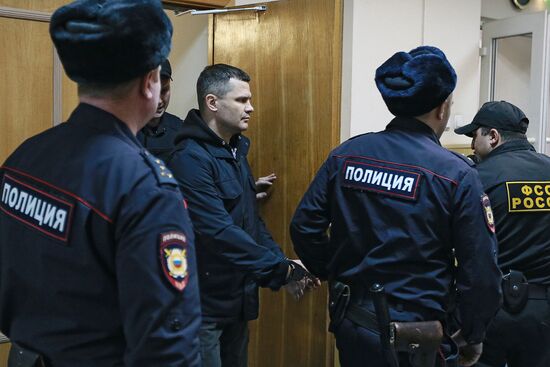 Рассмотрение ходатайства следствия об аресте председателя совета директоров аэропорта "Домодедова" Дмитрия Каменщика