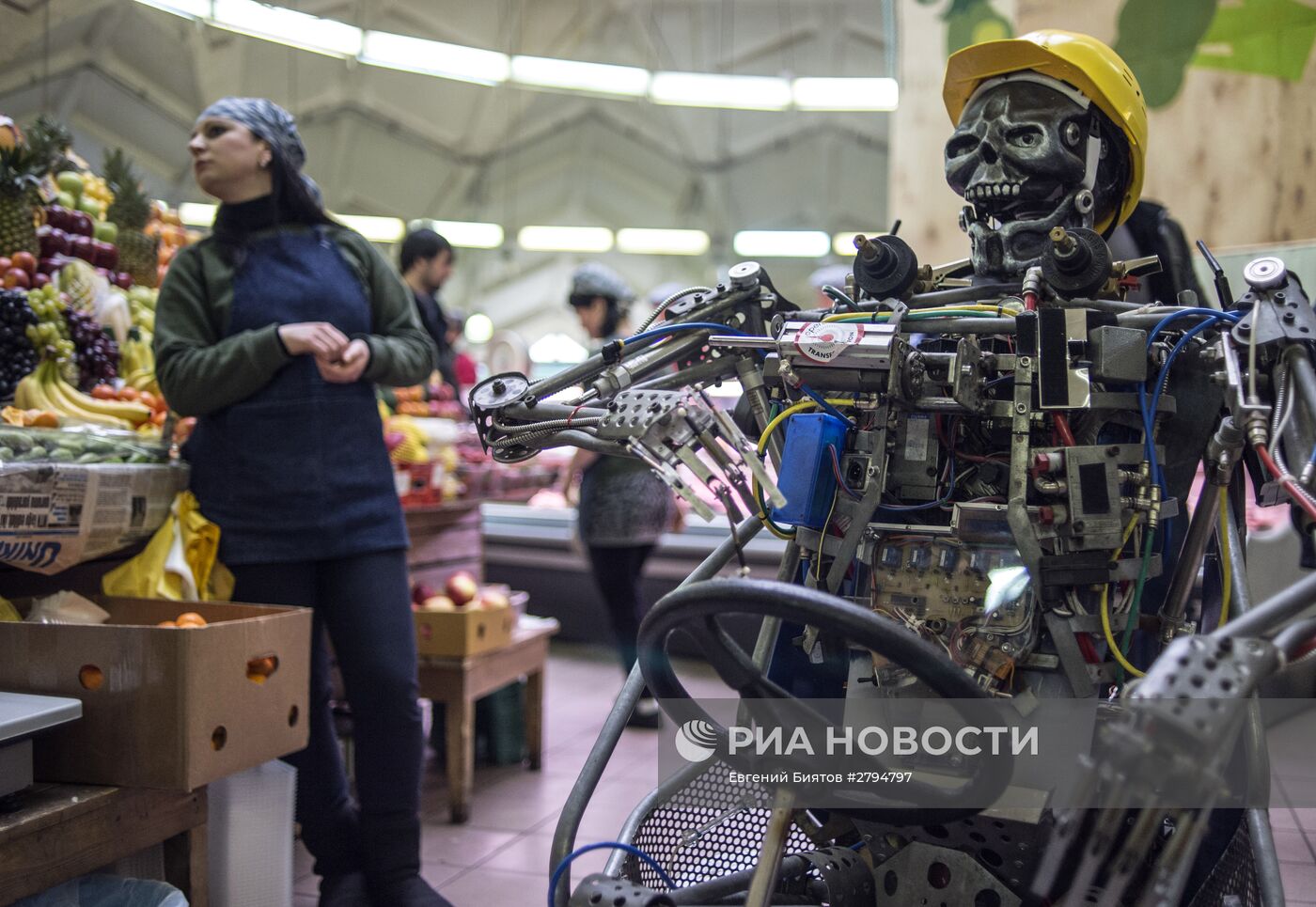 Робот-канатолаз "Скелли" забрался под купол Даниловского рынка