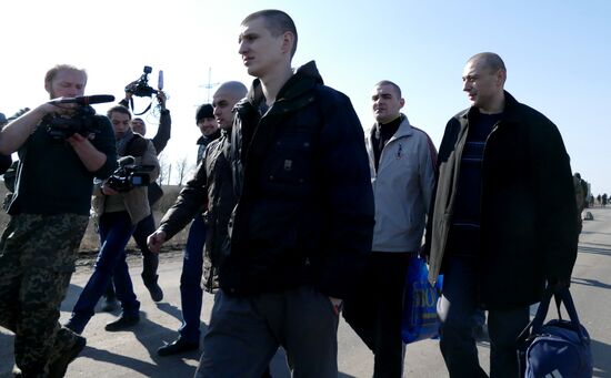 Обмен пленными между ДНР и Киевом по формуле "три на шесть"