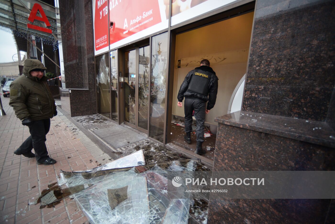 Радикалы в Киеве разгромили “Альфа-банк” и закидали камнями здание Сбербанка