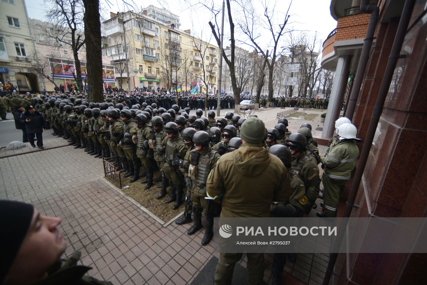 Радикалы в Киеве разгромили “Альфа-банк” и закидали камнями здание Сбербанка