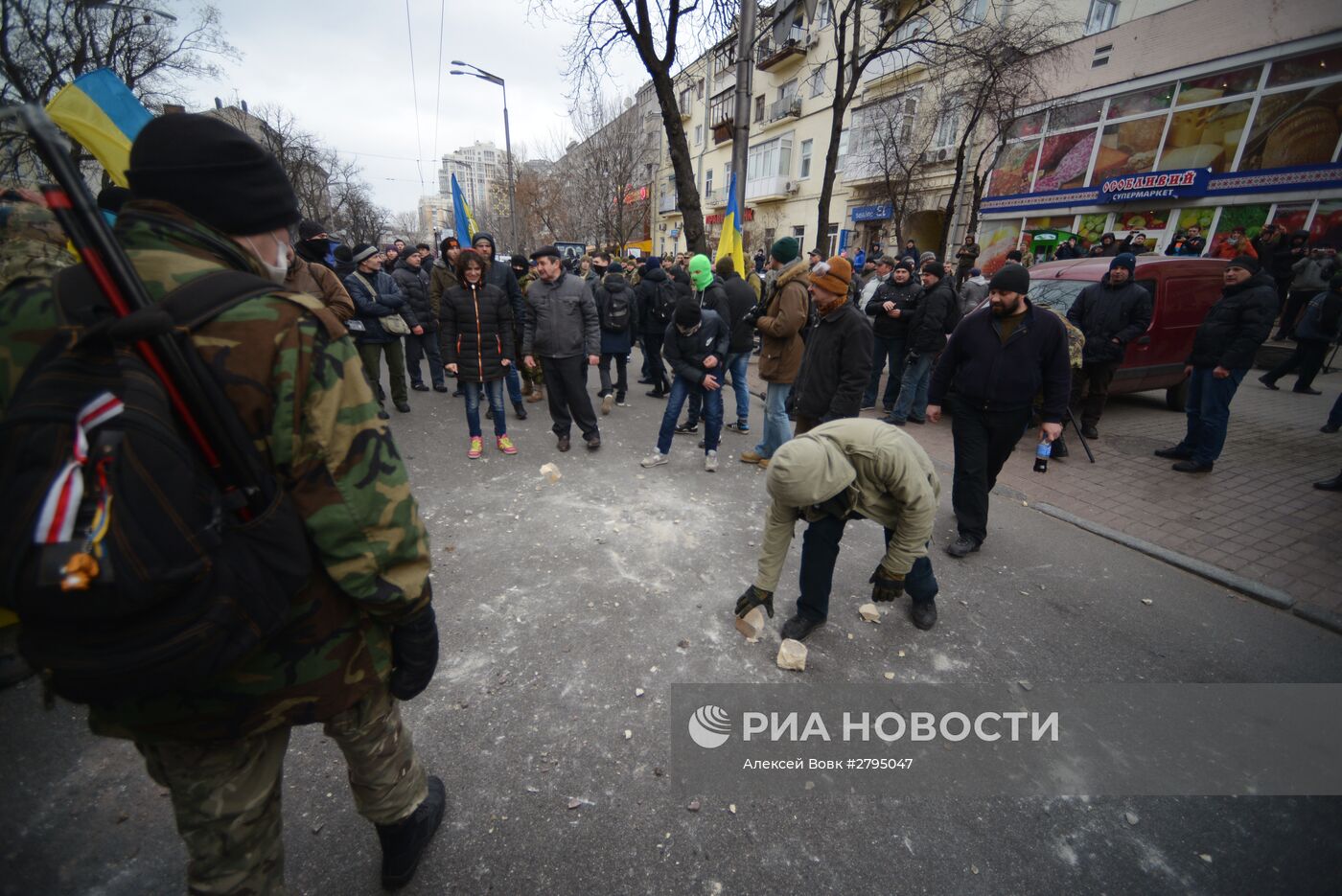Радикалы в Киеве разгромили “Альфа-банк” и закидали камнями здание Сбербанка