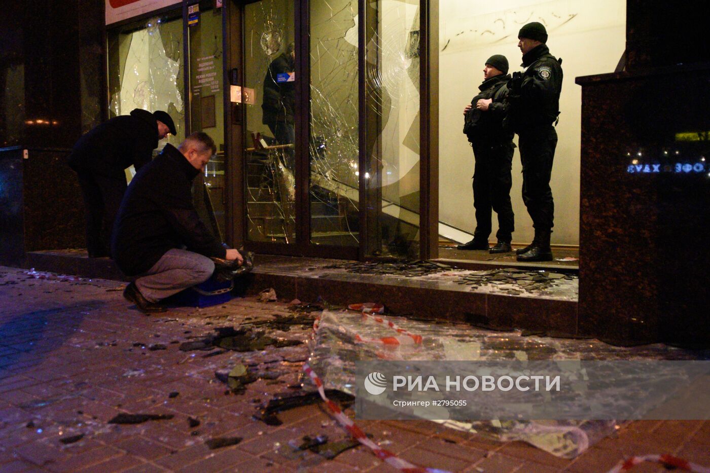 Радикалы в Киеве разгромили “Альфа-банк” и закидали камнями здание Сбербанка