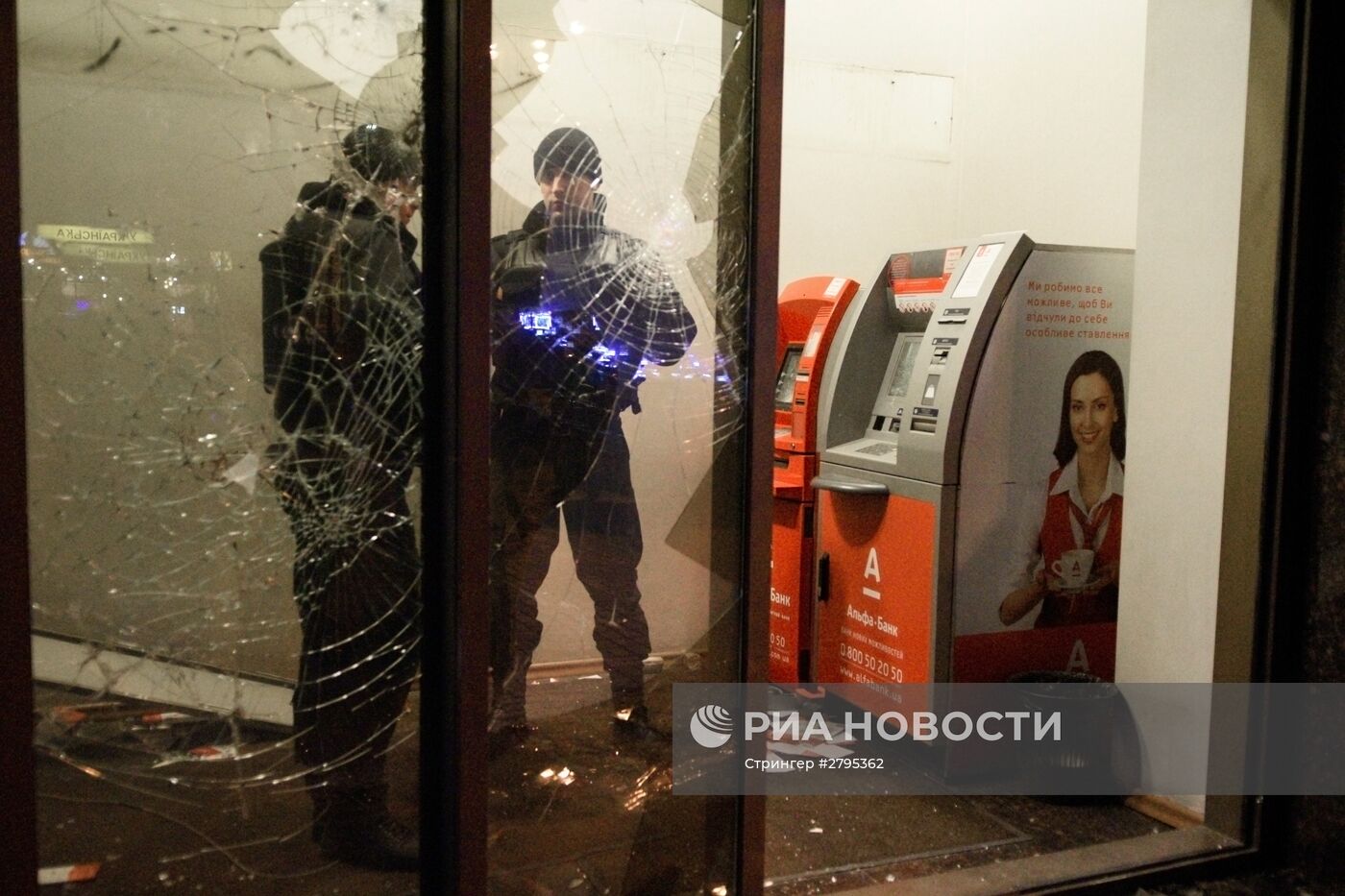 Радикалы в Киеве разгромили “Альфа-банк” и закидали камнями здание Сбербанка