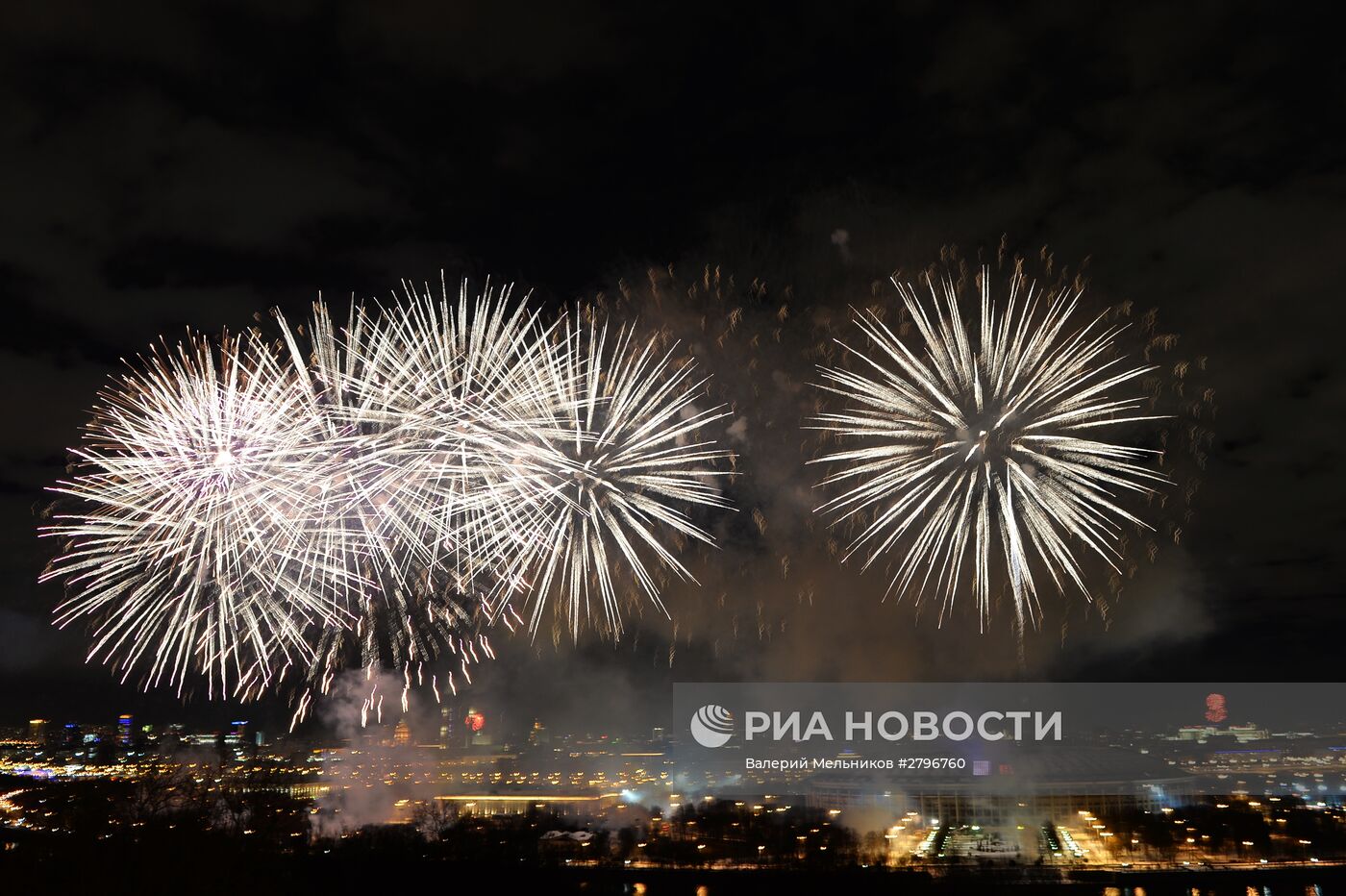 Праздничный салют в честь Дня защитника Отечества в Москве