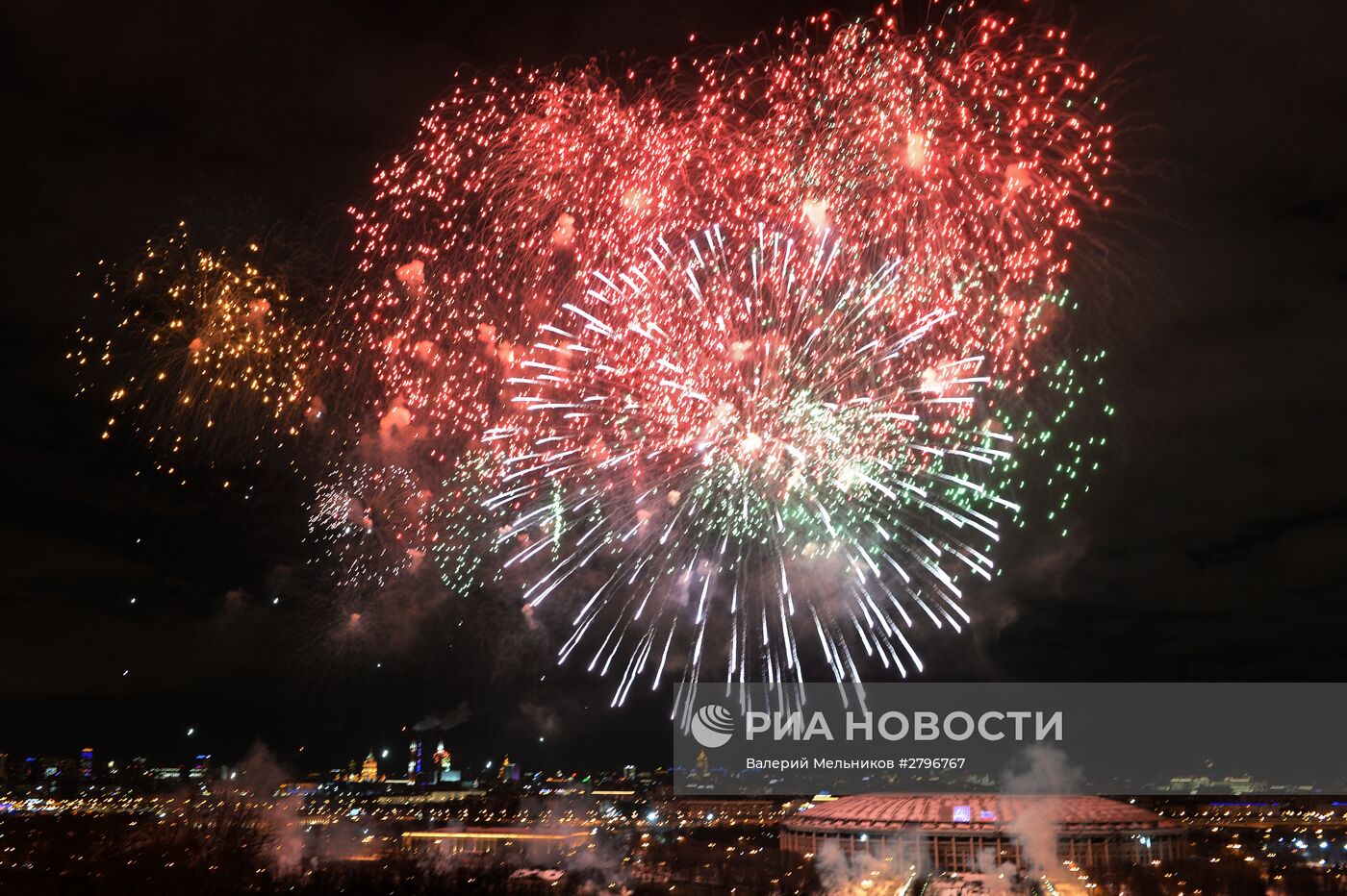 Праздничный салют в честь Дня защитника Отечества в Москве