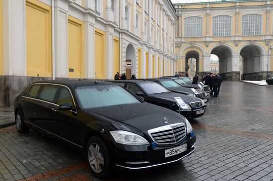 Автомобили, представленные в рамках выставки "Олдтаймер-галерея" на территории Московского Кремля