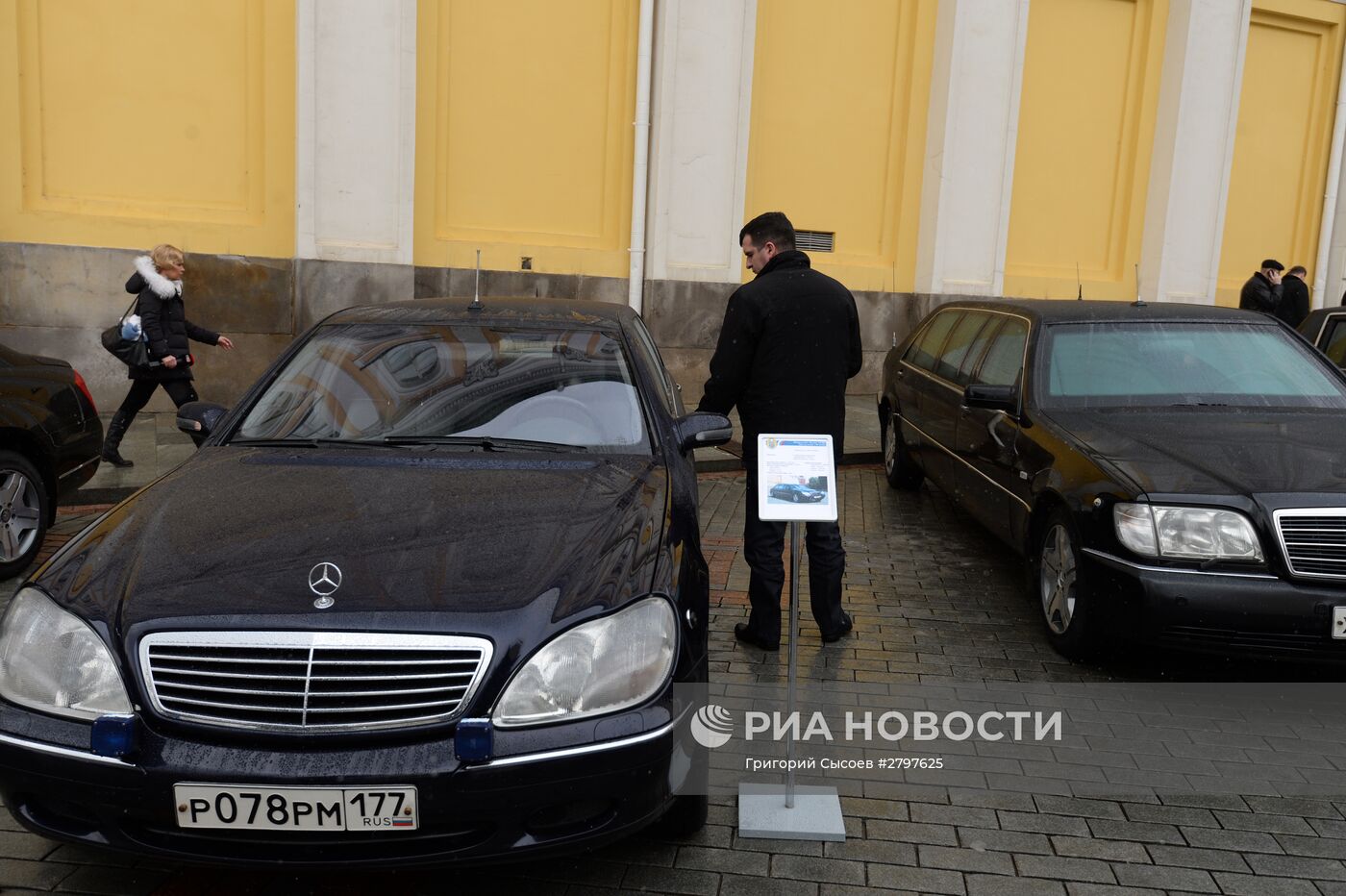 Автомобили, представленные в рамках выставки "Олдтаймер-галерея" на территории Московского Кремля