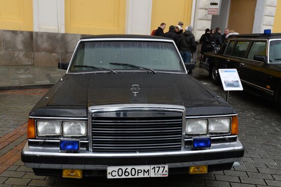 Автомобили, представленные в рамках выставки "Олдтаймер-галерея" на территории Московского Кремля