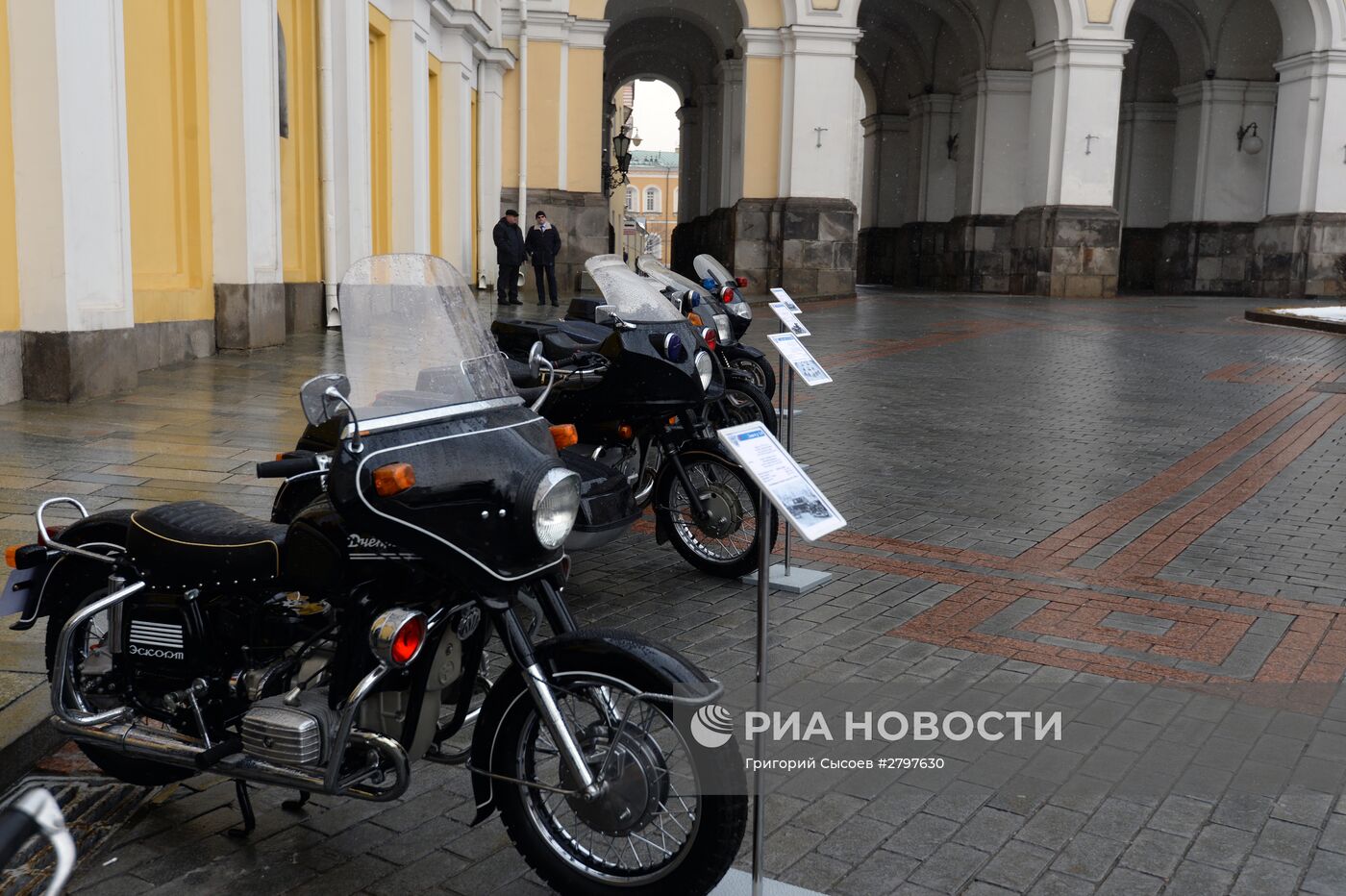 Автомобили, представленные в рамках выставки "Олдтаймер-галерея" на территории Московского Кремля