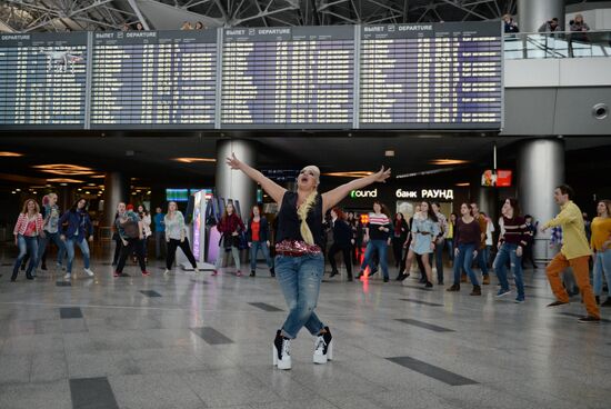 Городская танцевальная акция "Танцуй, Москва!" в аэропорту "Внуково"
