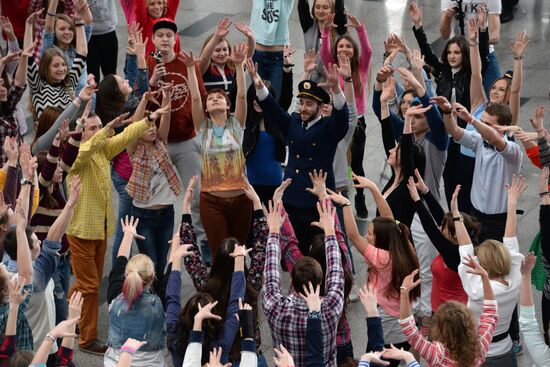 Городская танцевальная акция "Танцуй, Москва!" в аэропорту "Внуково"