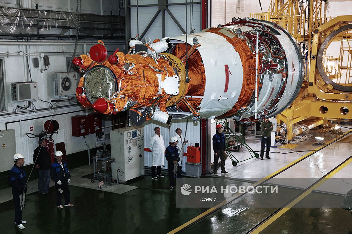 Подготовка к запуску космического аппарата "Ресурс-П" №3 на космодроме Байконур